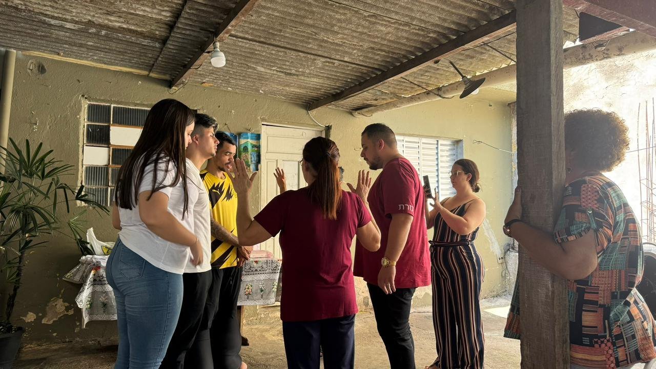 Momento de oração e comunhão na Igreja Cristã UNAD